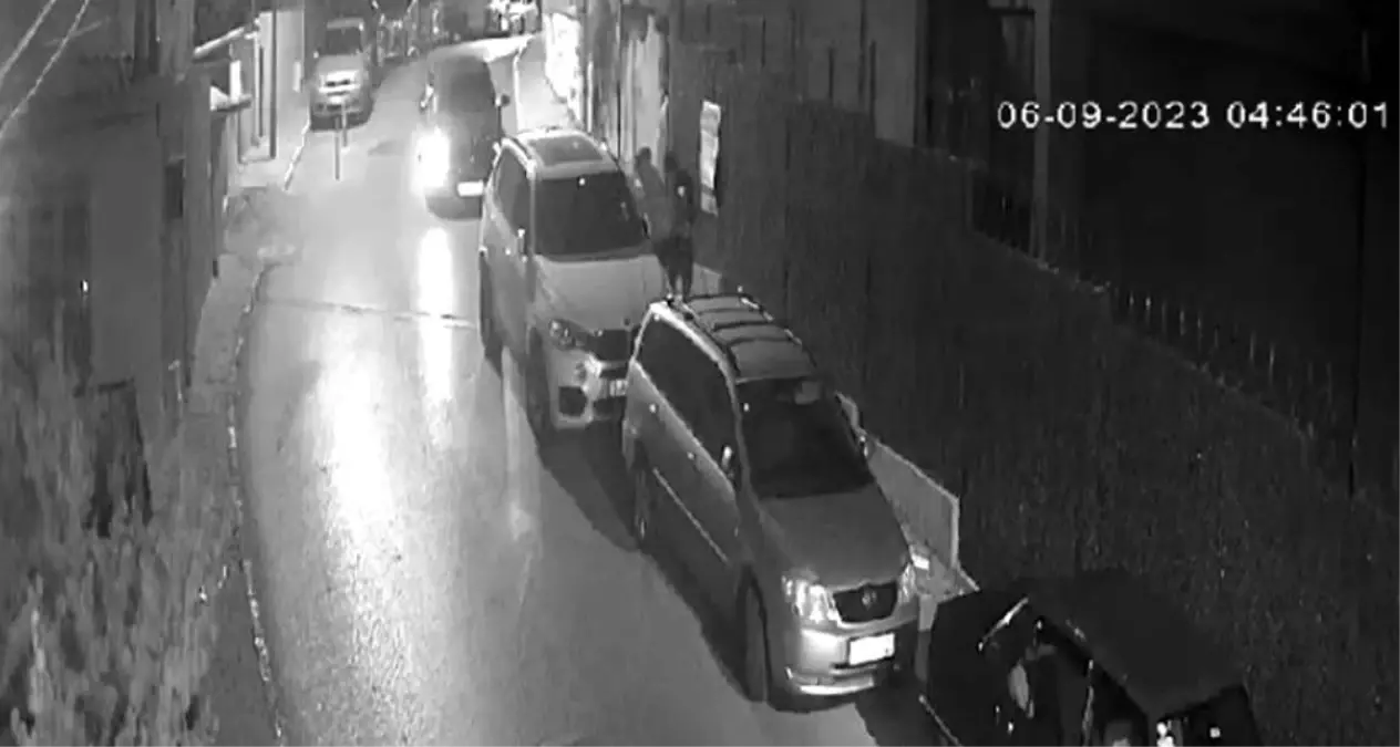 Eyüpsultan'da Lüks Otomobilin Camı Patlatılarak Hırsızlık Yapıldı