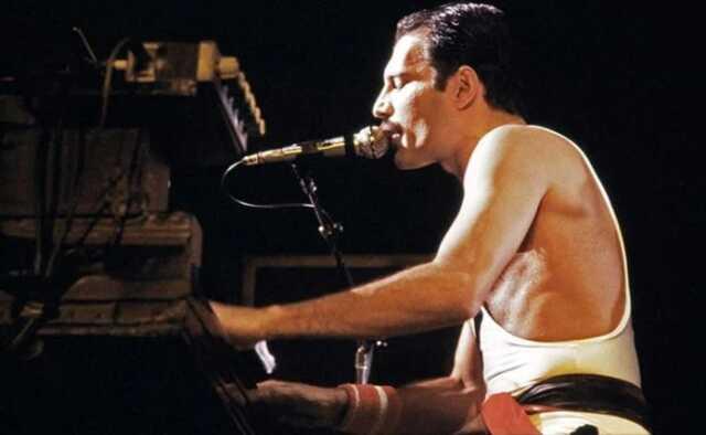 Freddie Mercury'nin piyanosu 2,2 milyon dolara satıldı Freddie Mercury'nin piyanosu 2,2 milyon dolara satıldı