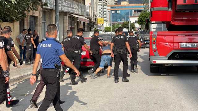 İskenderun'da annesini balkondan atmaya çalışan zanlı yakalandı