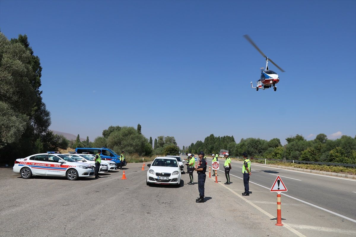 Kırşehir'de Jandarma Ekipleri Tarafından Cayrokopter Destekli Trafik Denetimi Gerçekleştirildi