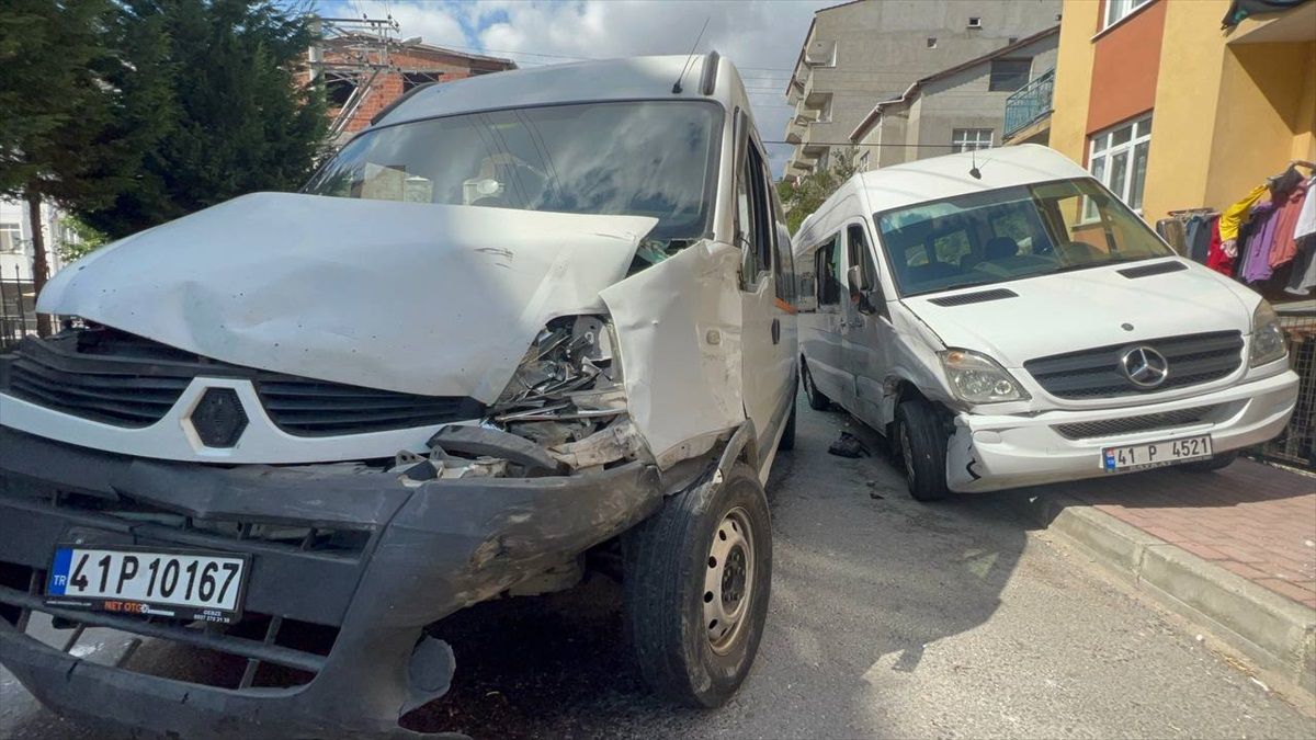 Çayırova'da servis minibüsleri çarpıştı: 4 yaralı