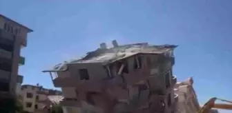 Depremin Vurduğu Hatay'da Yıkılan Binaların Anları Görüntülendi