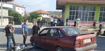 Manisa'da motosiklet ile otomobil çarpışması: 2 kişi yaralandı