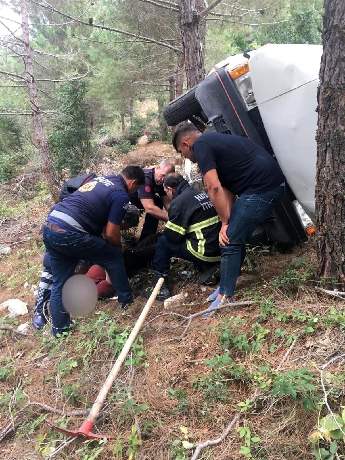 Belen'de otomobil uçuruma yuvarlandı: 3 yaralı