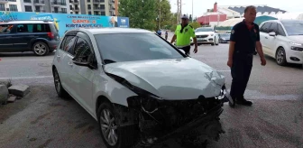 Samsun'da Kavşakta İki Otomobil Çarpıştı, Sürücüler Yaralandı