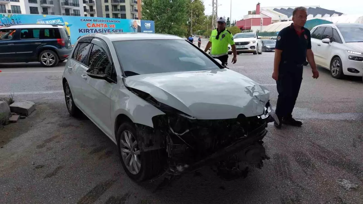 Samsun'da Kavşakta İki Otomobil Çarpıştı, Sürücüler Yaralandı