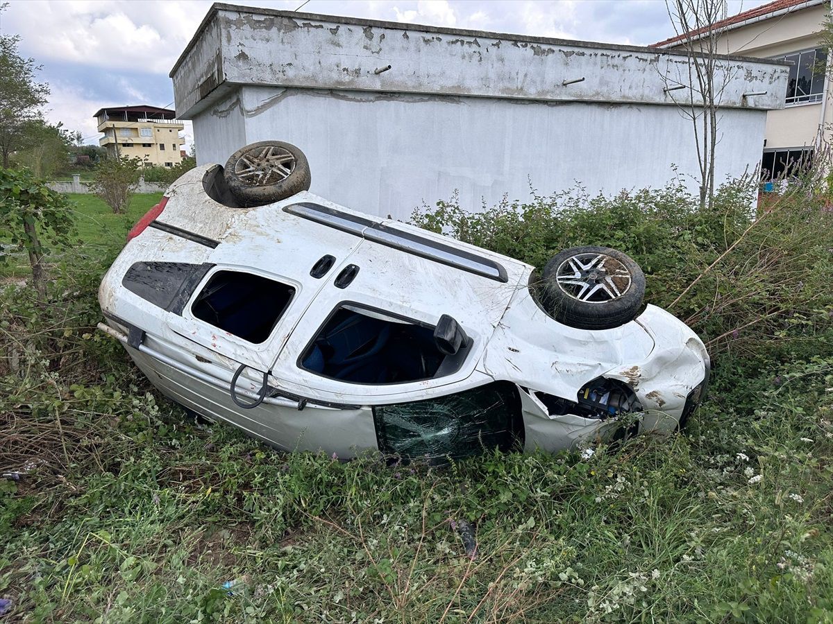 Samsun'da Ticari Araç Şarampole Devrildi: 4 Yaralı