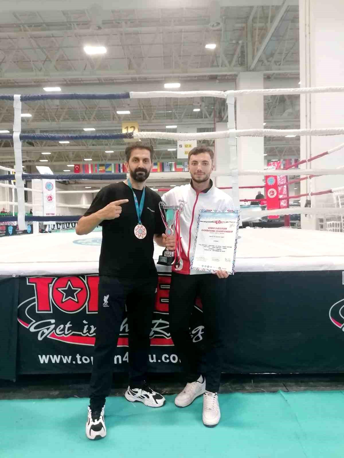 İstanbul'da yaşayan Kemal Muhsin Şahin Avrupa Kickboxing Şampiyonası'nda şampiyon oldu