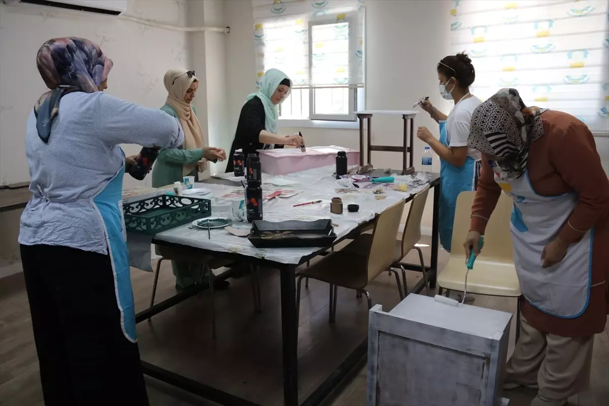 Şanlıurfa'da Kadınlar Mobilya Geri Dönüşüm Kursuyla Hem Yeniliyor Hem Meslek Sahibi Oluyor