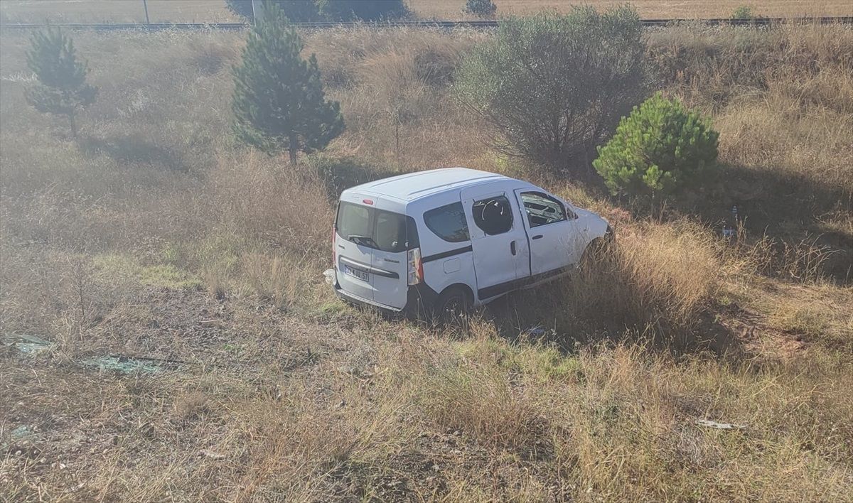 Sivas'ın Şarkışla ilçesinde hafif ticari araç devrildi, 4 kişi yaralandı