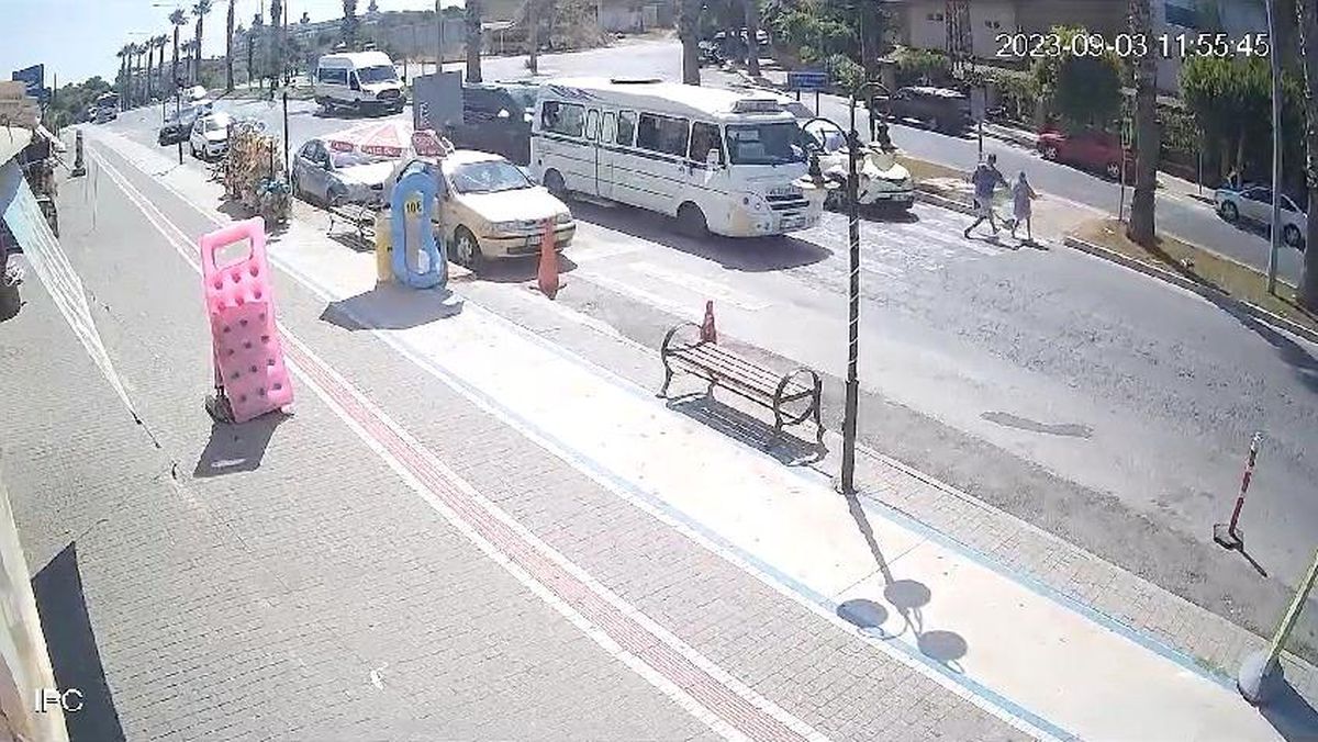 Manavgat'ta turistlerin kullandığı yaya geçidi tehlike saçıyor
