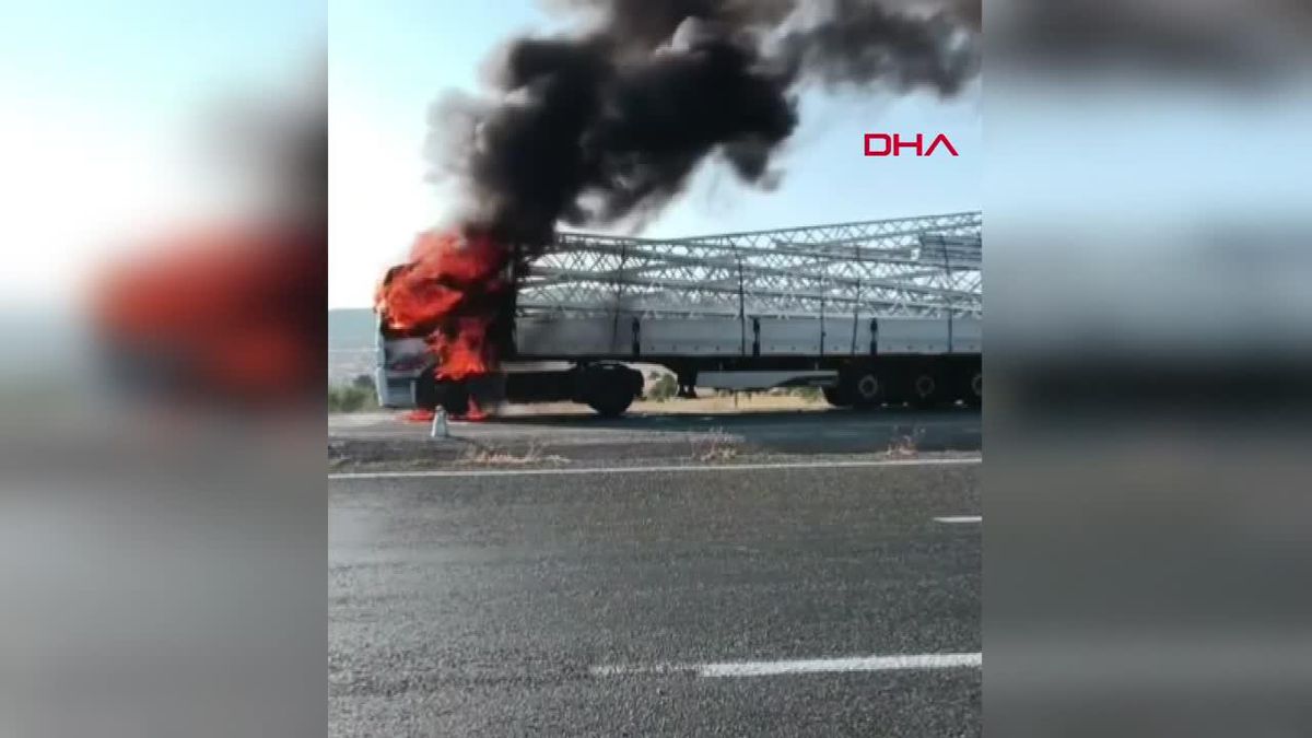 Diyarbakır'da Demir Elektrik Direği Yüklü TIR Alev Aldı