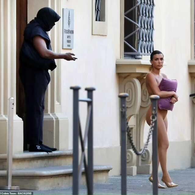 Transparan tulumla sokağa çıkan Kanye West'in eşi göğüslerini yastıkla kapattı Transparan tulumla sokağa çıkan Kanye West'in eşi göğüslerini yastıkla kapattı