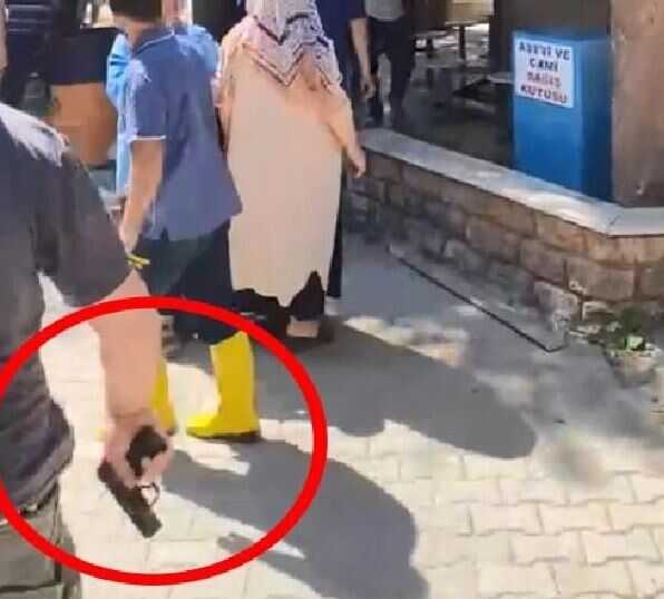 Türbede anahtar kavgası! Ortalık savaş alanına döndü