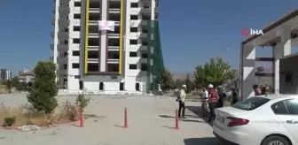 Malatya'da ağır hasarlı binalar patlayıcı ile yıkılıyor