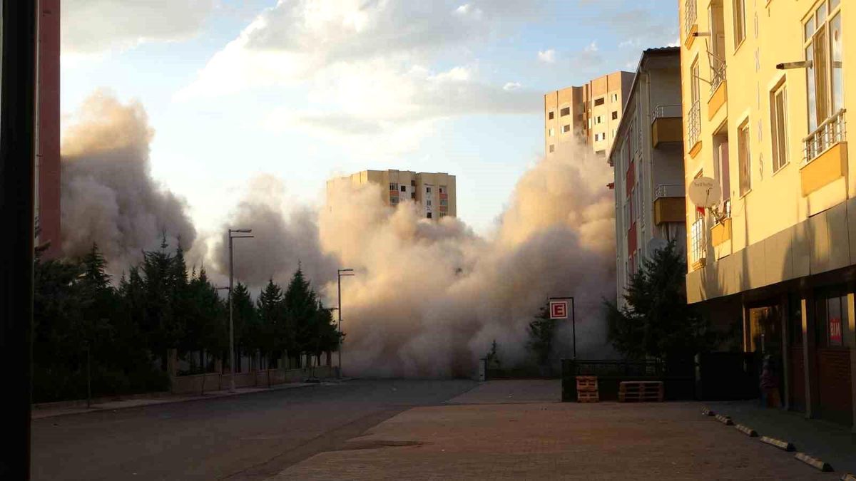 Malatya'da Kahramanmaraş merkezli depremlerde ağır hasar alan Yeşil Evler yıkılmaya başlandı