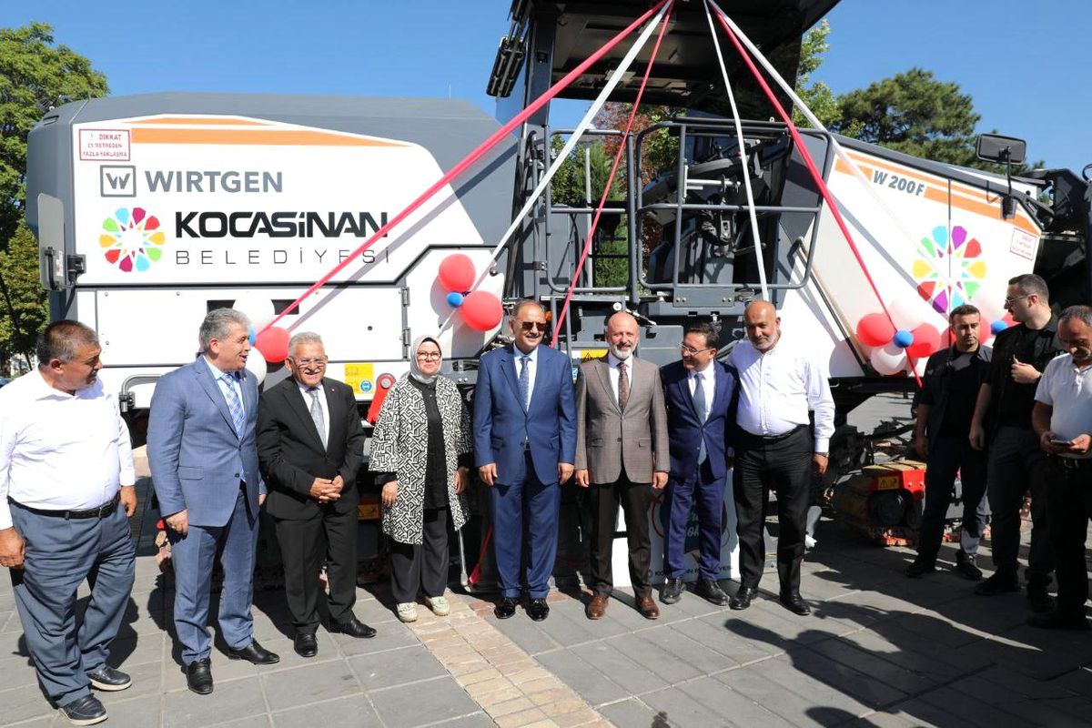 Bakan Özhaseki: '1 milyon 900 binden fazla insan evinde değil dışarıdaysa, başka projelerin peşinde koşmak çok doğru olmaz'