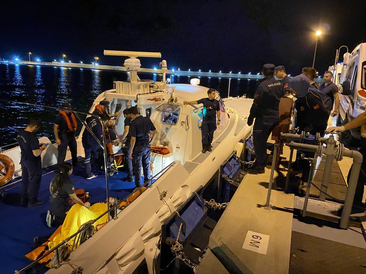 Amasra'da kruvaziyerde rahatsızlanan yolcu ve düşen mürettebat taburcu edildi