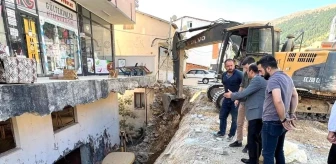 Adıyaman'da ağır hasarlı binaların yıkımı devam ediyor