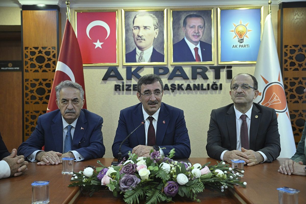Cumhurbaşkanı Yardımcısı Cevdet Yılmaz, Rize'de iş insanlarıyla bir araya geldi: (1)