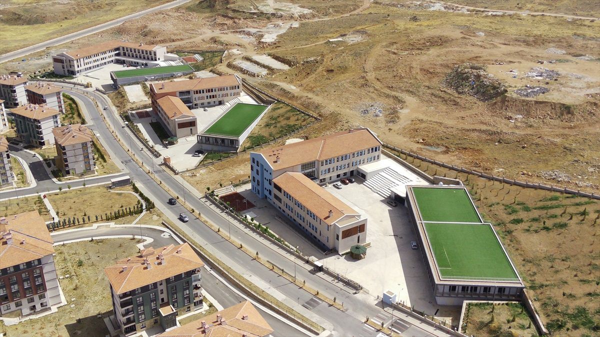Elazığ'da deprem sonrası yapılan okullarda öğrenciler güvenle eğitim alacak