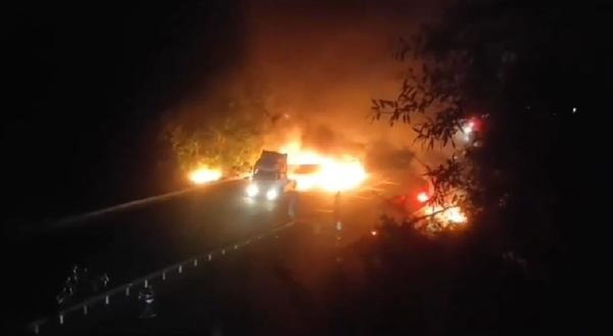 Elazığ'da Strafor Yüklü TIR'ın Dorsesi Yandı