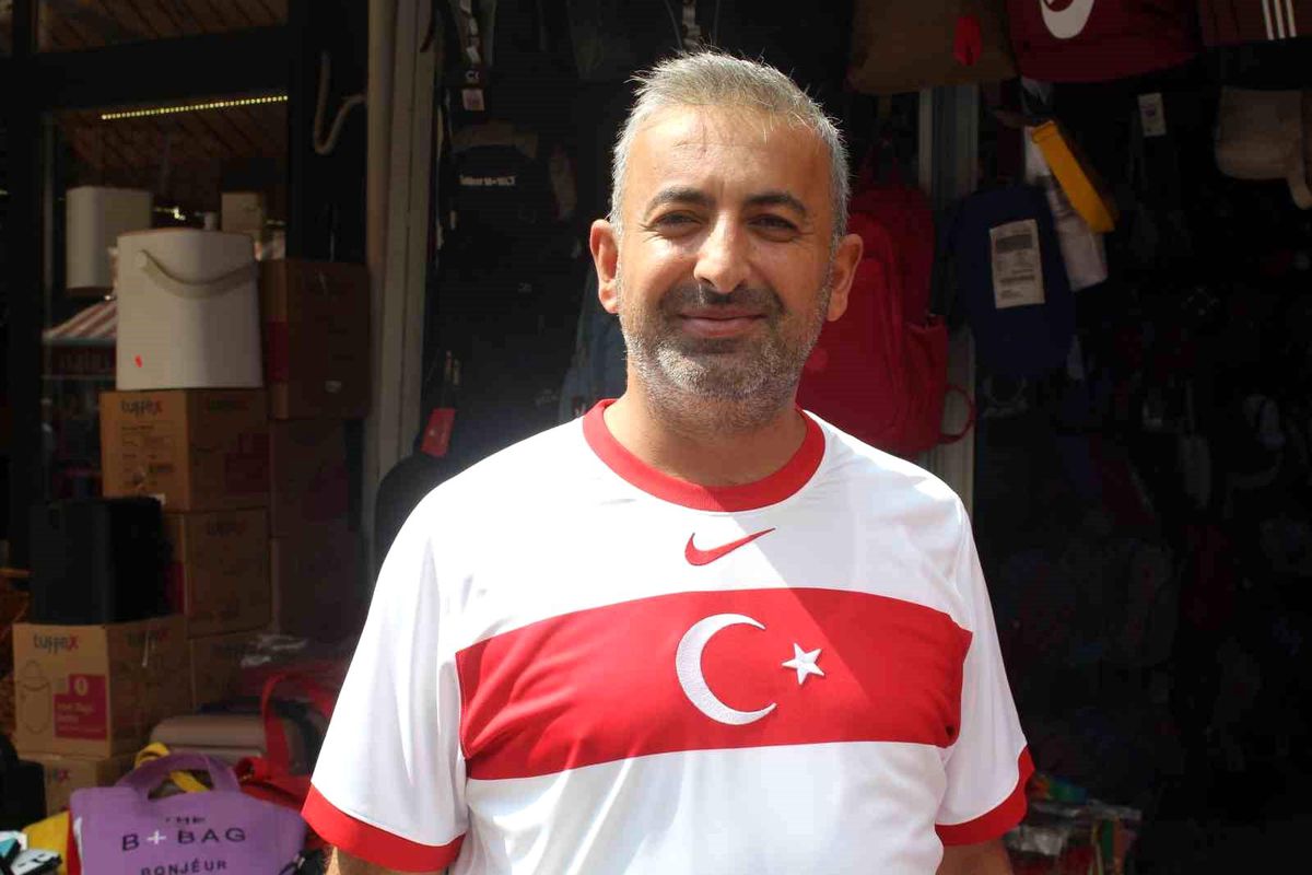 Eskişehir'de Milli Takım Forması Satışı Yapan Esnaf, A Millilerin Maçtan Galip Geleceğini İfade Etti