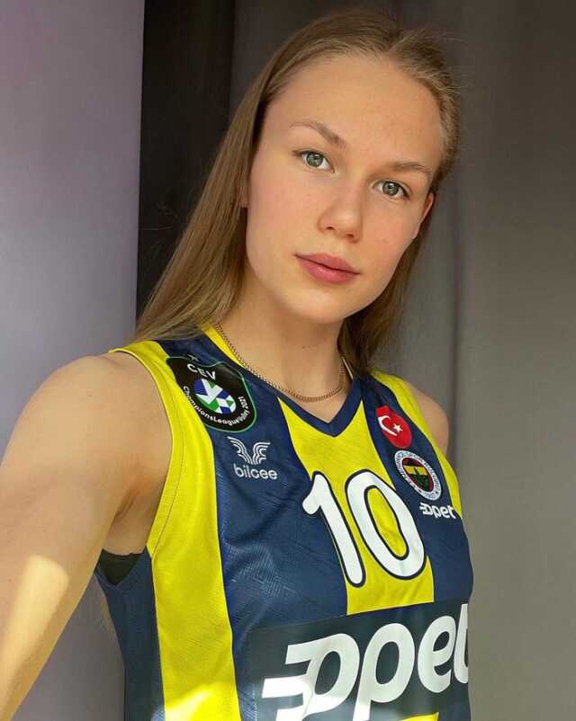 Güzelliğiyle büyüleyen voleybolcunun sevgilisi de Fenerbahçeli çıktı! Yıldız futbolcuyla aşk yaşıyor