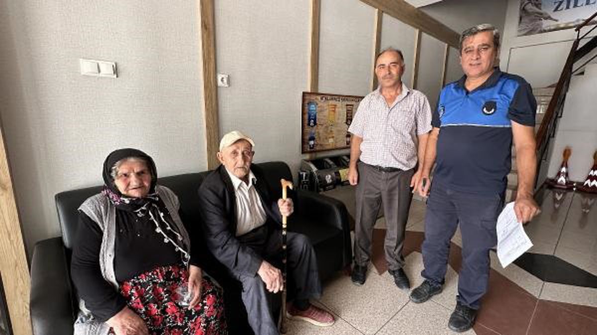 Emekliye düşen maaşını bulan vatandaş tarafından teslim edildi