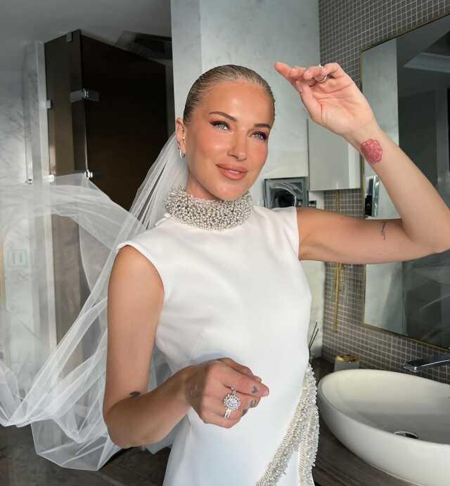 İtalya'dan sonra bir düğün de İstanbul'da yapan Burcu Esmersoy, kalça dekolteli gelinlik giydi