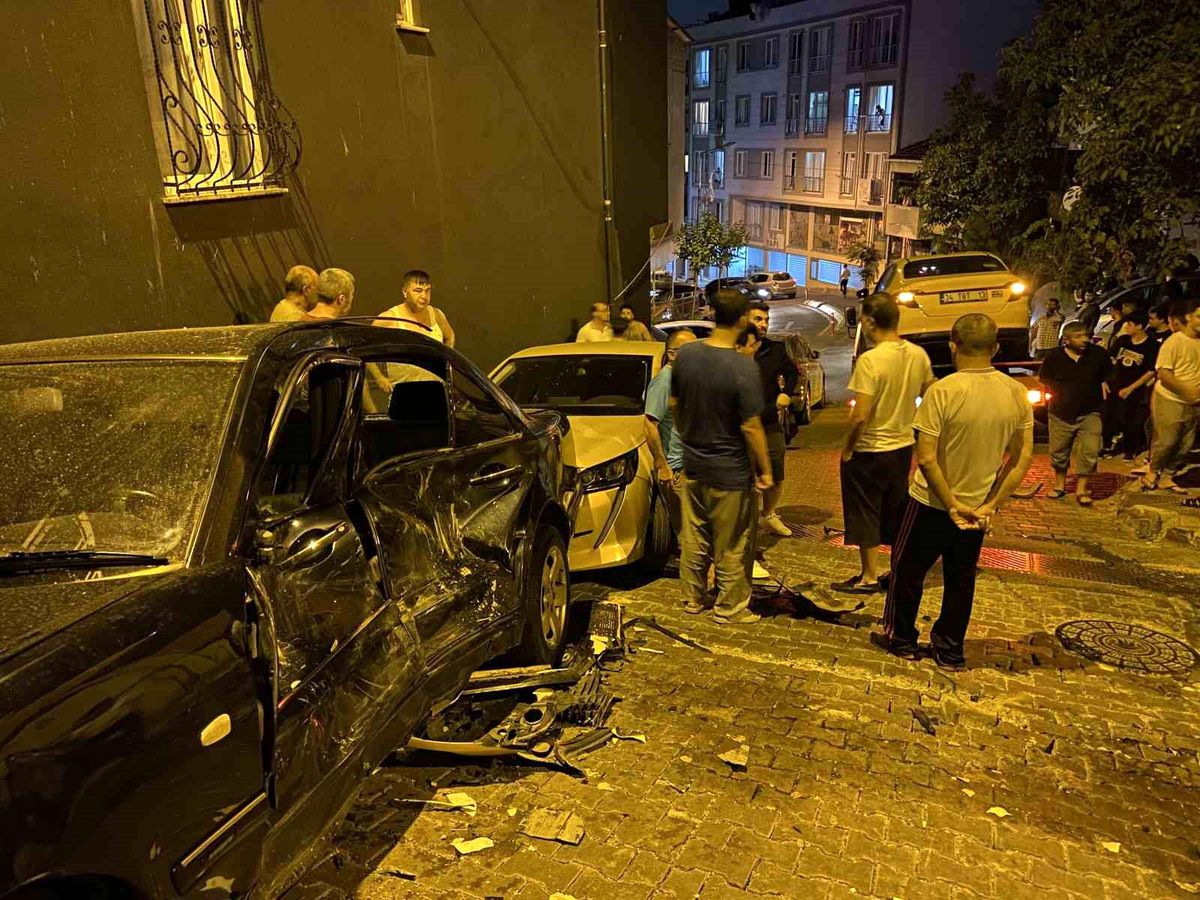 Kağıthane'de freni patlayan ticari taksi kontrolden çıkarak 4 araca çarptı