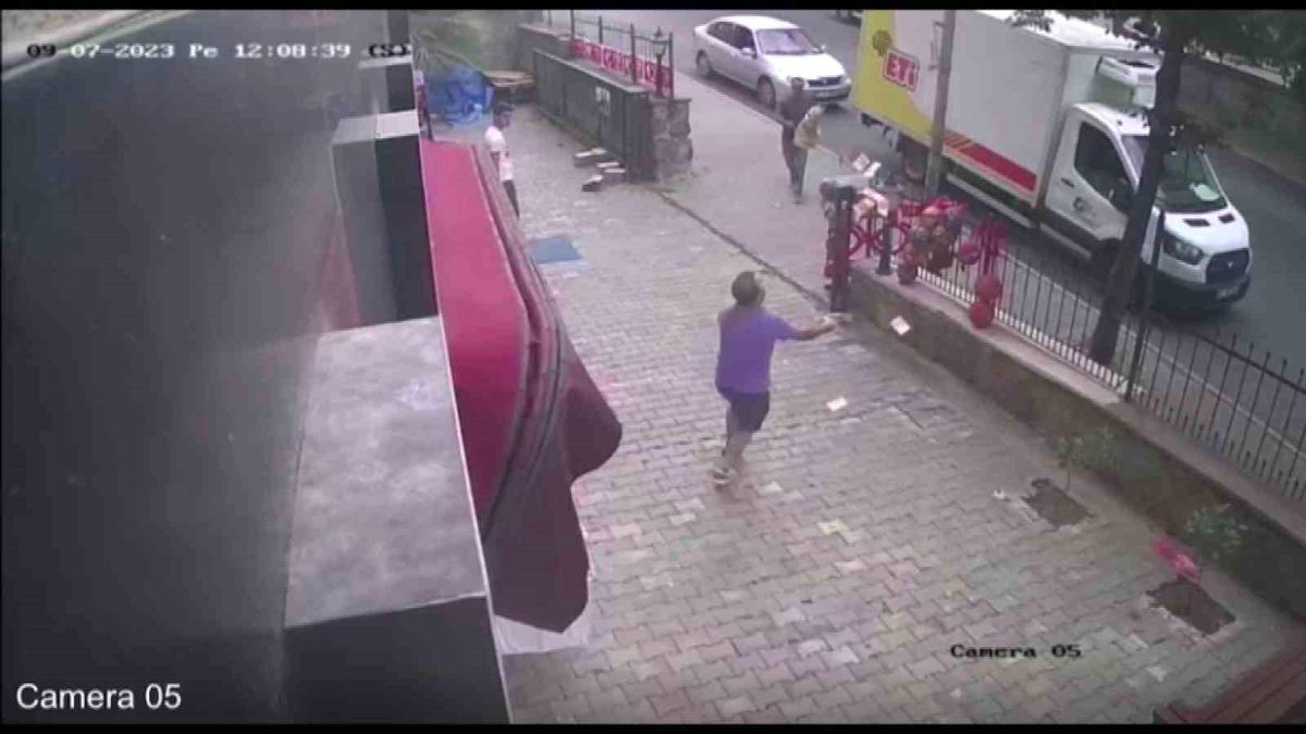 Kartal'da Rüzgarın Etkisiyle Savrulan Paralar Esnafın Yardımıyla Sahibine Ulaştı