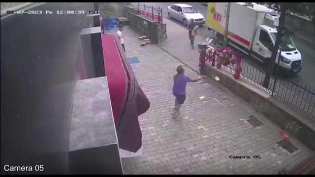 Kartal'da esnafın elindeki 10 bin euro rüzgara kapılıp etrafa saçıldı