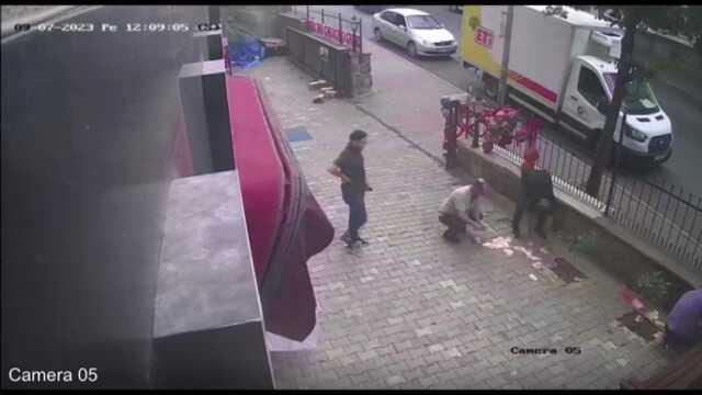 Kartal'da esnafın elindeki 10 bin euro rüzgara kapılıp etrafa saçıldı