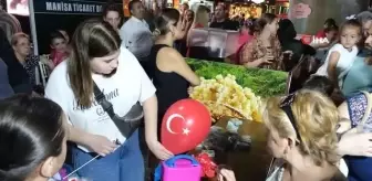 Manisa Ticaret Borsası'ndan vatandaşlara üzüm şırası ikramı