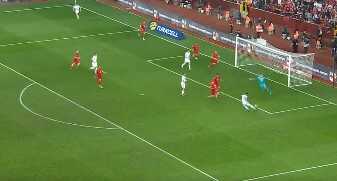 Milli Takım'ın yıldızından inanılmaz hata! Rakip oyuncuya resmen 'Al da at' dedi