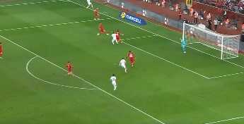 Milli Takım'ın yıldızından inanılmaz hata! Rakip oyuncuya resmen 'Al da at' dedi