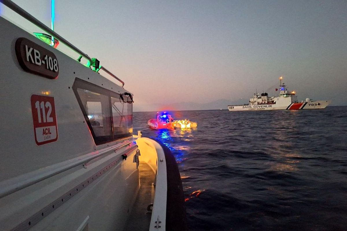 İzmir Açıklarında 26 Düzensiz Göçmen Yakalandı, 23 Düzensiz Göçmen Kurtarıldı