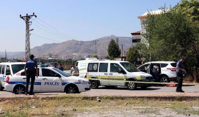 Şehit polisin eşi, aracında başından vurulmuş halde bulundu Şehit polisin eşi, aracında başından vurulmuş halde bulundu