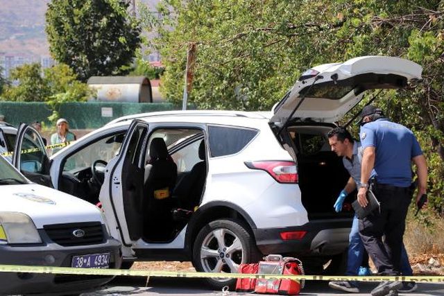 Şehit polisin eşi, aracında başından vurulmuş halde bulundu Şehit polisin eşi, aracında başından vurulmuş halde bulundu