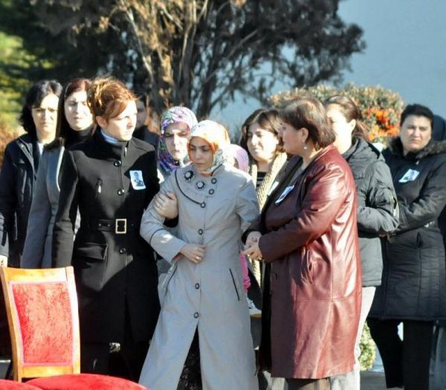 Şehit polisin eşi, aracında başından vurulmuş halde bulundu Şehit polisin eşi, aracında başından vurulmuş halde bulundu