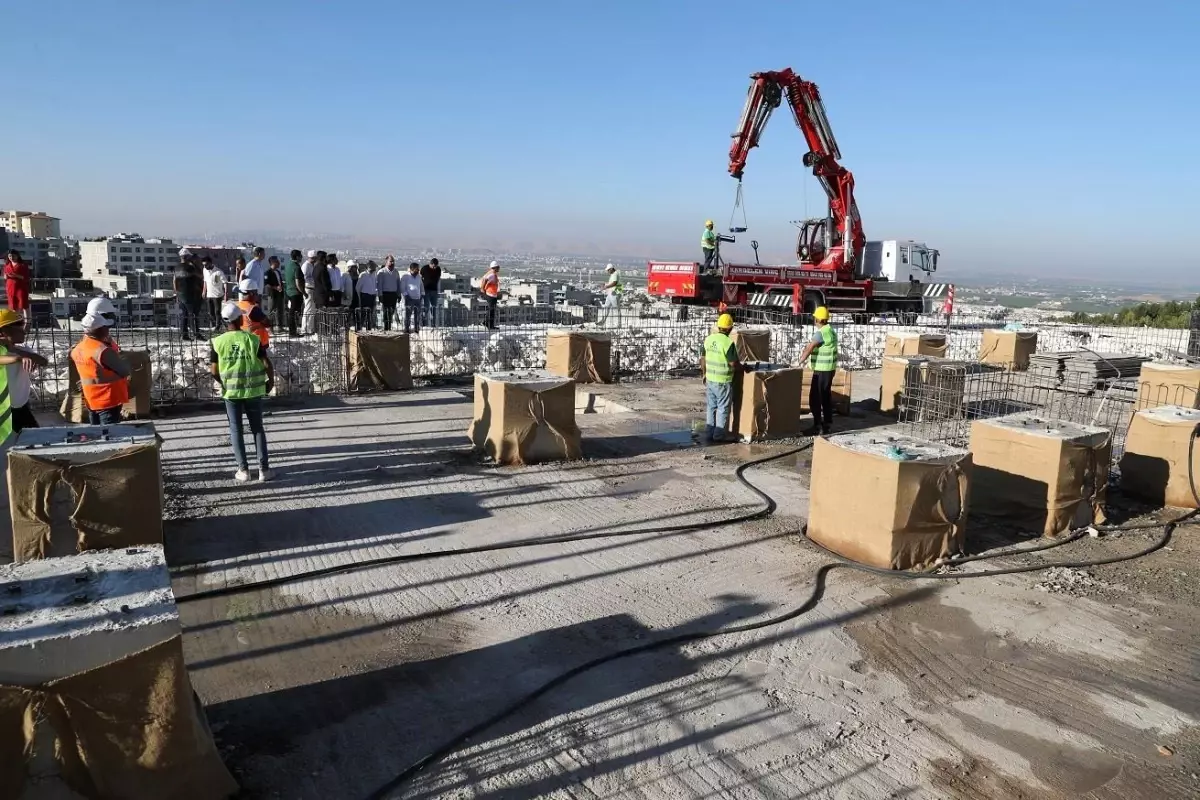 Şanlıurfa'da Sismik İzolatörlü Toplu Konut Projesinde İlk Montaj Gerçekleştirildi