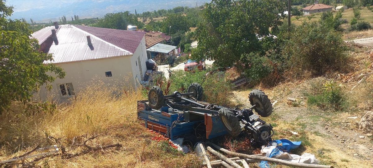 Tarım aracı devrildi, 1 kişi yaralandı