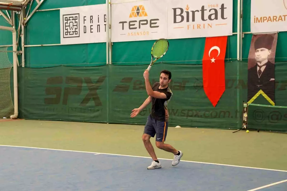 Tepebaşı Belediyesi'nin düzenlediği tenis turnuvasının yarı finali gerçekleşti