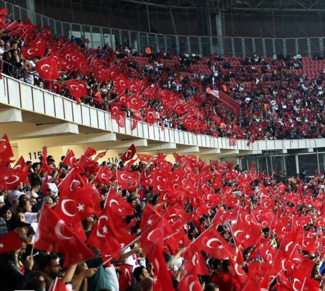 Tüyler diken diken! Türkiye-Ermenistan maçında görsel şölen