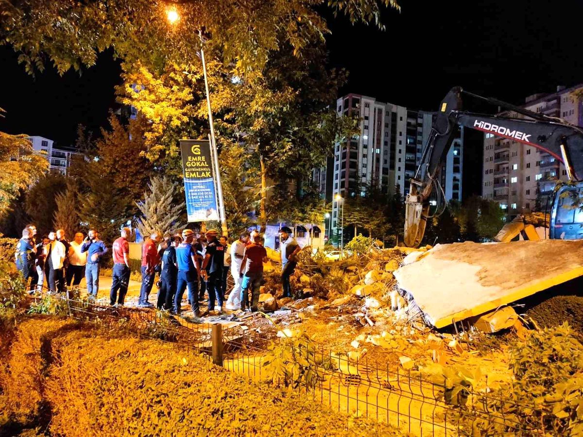 Niğde Ömer Halisdemir Üniversitesi Sağlık Bilimleri Fakültesi'nde yangın merdiveni yıkımı sırasında 1 kişi yaralandı