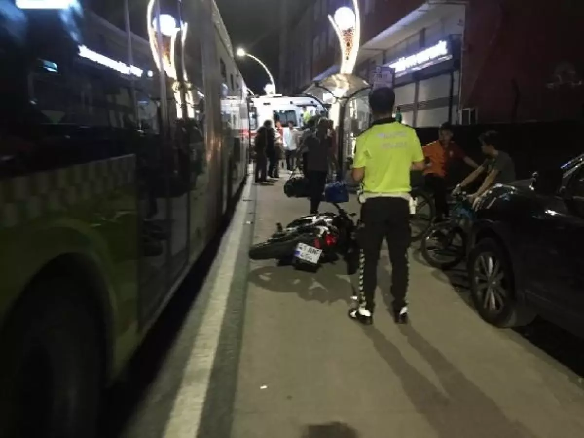 Körfez'de Yaya ve Motosiklet Çarpışması: İki Kişi Ağır Yaralandı