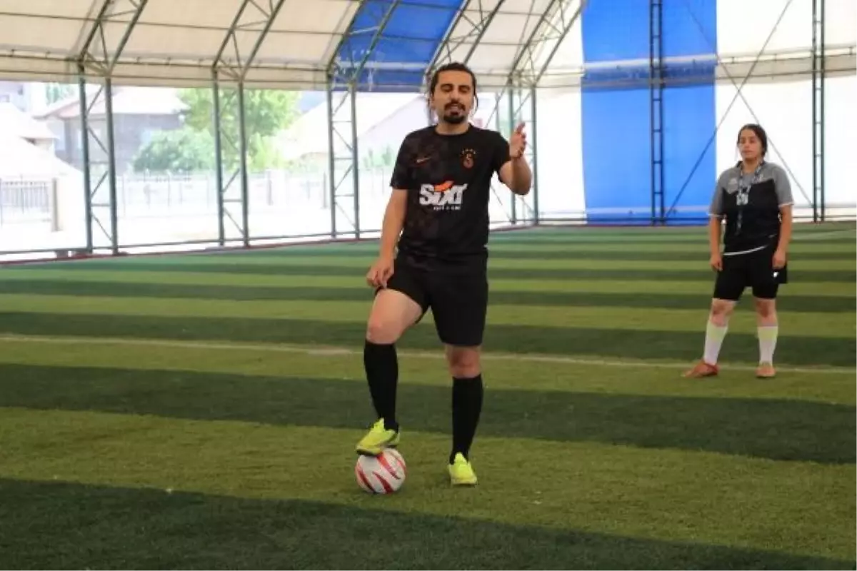 Görme Engelli Genç Futbolcu Feyzullah Ayğan, Milli Takım Hayali İçin Antrenman Yapıyor