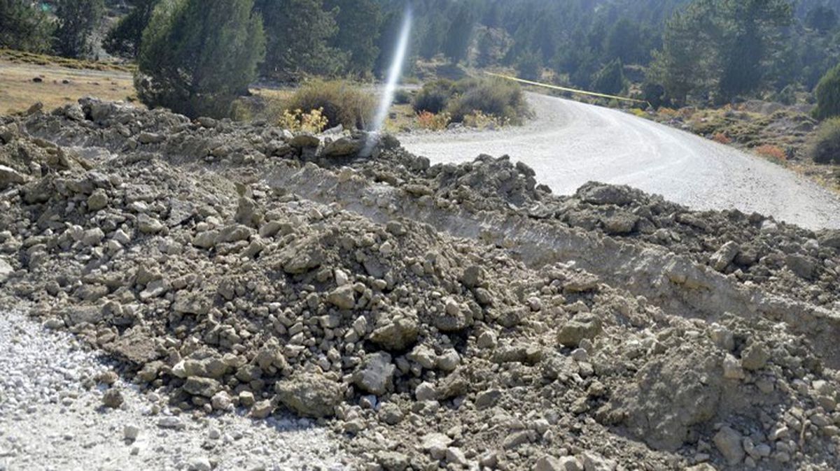 Burdurlu vatandaş, her gün yüzlerce aracın kullandığı yolu tapulu arazisinden geçtiği için trafiğe kapattı
