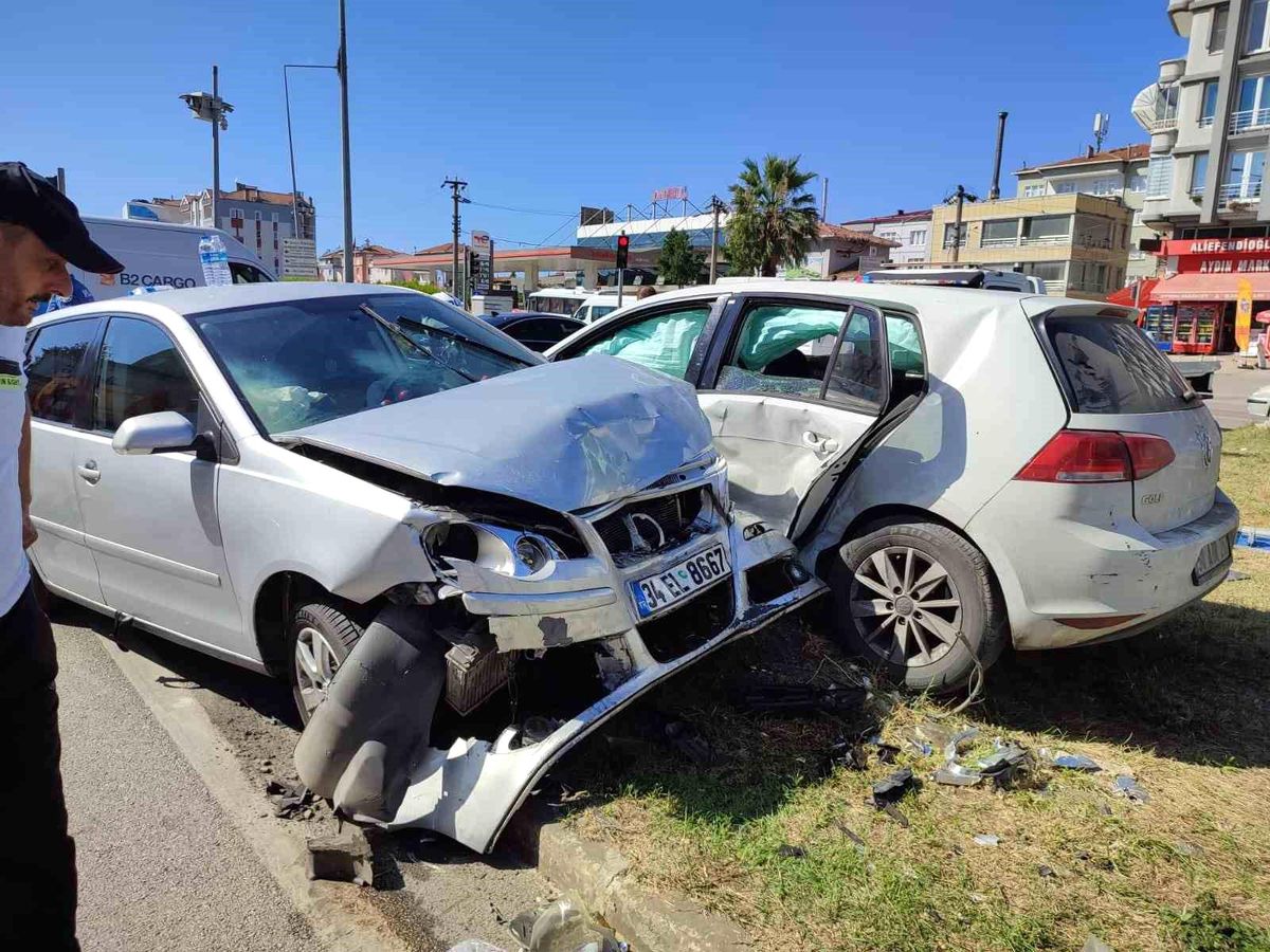 Samsun'da Çarpışan Otomobiller Refüje Savruldu: 7 Yaralı